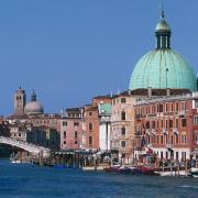 Surf sul Canal Grande di Venezia.  Denunciato un turista giapponese 