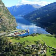 Il villaggio norvegese che è un vero paradiso naturale: le foto