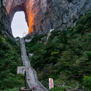 999 scalini per raggiungere la Porta del Paradiso, una meraviglia naturale in Cina