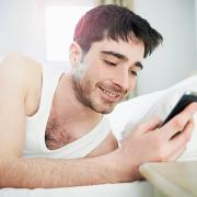 Pericolo cellulare, se lo lasci sul comodino sei a rischio radiazioni