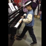 La performance al pianoforte di questo bambino è incredibile
