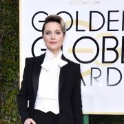 Evan Rachel Wood indossa uno smoking ai Golden Globes in omaggio a Bowie