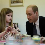 Il principe William consola una bambina orfana di padre raccontandole il suo dolore quando mori la Principessa Diana