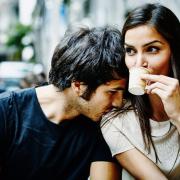 Felicità in amore? Basta postare di meno sui social!