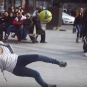Una quindicenne sfida i passanti a sfilarle la palla. Impresa impossibile: il video