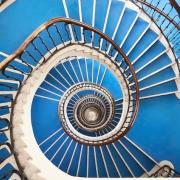 Le scale di Budapest: simmetrie artistiche e geometrie incredibili