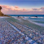 Ecco come l'oceano trasforma una discarica di bottiglie di vodka e birra