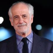 Toni Servillo riprende uno spettatore al cellulare durante lo spettacolo. La reazione del pubblico è unanime