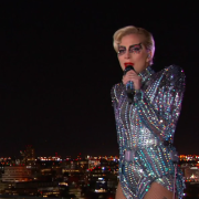 Lady Gaga vola sul palco del Superbowl, nello show più acrobatico nella storia dell'evento: il video