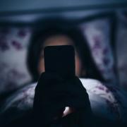 La smartphone-mania colpisce tutti: anche i genitori collegati fino a 9 ore al giorno