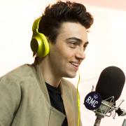 Michele Bravi negli studi di RMC: le foto più belle