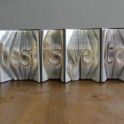 I libri si trasformano e le loro pagine acquisiscono vita nuova grazie al lavoro dell'artista