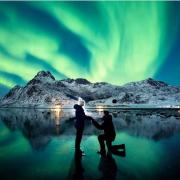Proposta di matrimonio sotto l'aurora boreale, la foto è virale