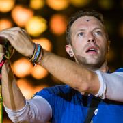 Chris Martin fa una sorpresa a un fan malato e va a trovarlo in ospedale