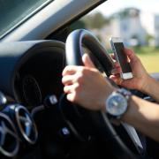 Guidi con lo smartphone? Rischi la patente