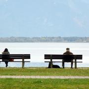 Italiani sempre più diffidenti: la panchina non è più un luogo di interazione