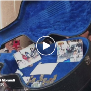 Gianni Morandi suona a Torino con dei musicisti di strada. Il video