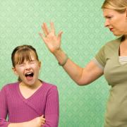 Ceffoni e sculacciate per educare: cosa ne pensano gli psicologi?

