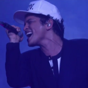 Bruno Mars esegue Versace On The Floor : il video