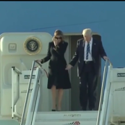 Melania Trump rifiuta la mano del marito. Ma perché?