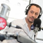 Stefano Accorsi ospite di RMC: le foto più belle