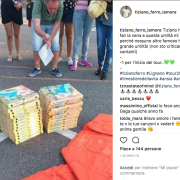 Tiziano Ferro offre la pizza ai suoi fan!