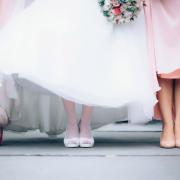 Lo sposo non si presenta all'altare. E la sposa...  festeggia con gli ospiti al ristorante!