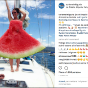 E oggi... mi vesto d'anguria: l'incredibile mania scoppiata in rete