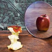 Mangiare davanti ad uno specchio? Migliora il cibo e l'umore