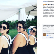 Laura Pausini conquista il web con il suo nuoto sincronizzato