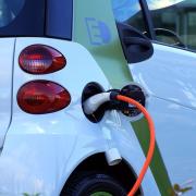 Addio alle auto a diesel e benzina: dal 2040 spazio ai veicoli elettrici 