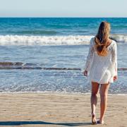 Esiste una spiaggia dove la sabbia non è mai bollente. Ecco dove si trova