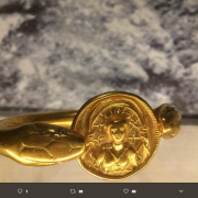 Tutti a bocca aperta di fronte al bracciale ritrovato a Pompei
