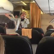 Pupo canta sull'aereo in ritardo e calma i passeggeri.