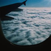 Il bimbo piange in aereo: a cullarlo ci pensa la hostess