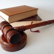 Papà, perché mi hai abbandonata? Ora voglio 4 milioni (di euro)!  