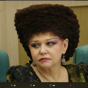 Che chioma: l'incredibile pettinatura  della senatrice russa conquista i social!