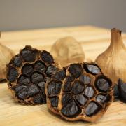 Aglio nero: ecco come si usa il cibo del momento