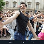Roberto Bolle: flash mob a Milano sulle note di “Fame”