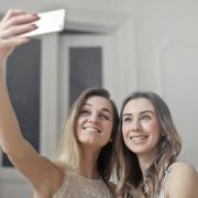 Quando la mamma non si fida e chiede i selfie alla figlia.