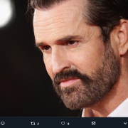 Rupert Everett tornerà a vivere con sua madre