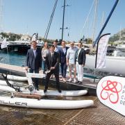 In bici sull’acqua con la Principessa Charlene
