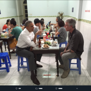 Anthony Bourdain: gli U2 gli dedicano Stuck in a Moment You Can't Get Out Of