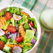 Via l'uovo sodo dall'emoji dell'insalata.