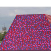 Christo. La nuova opera con 7506 barili di petrolio dipinti.