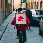 I PRECARI DELLA GIG ECONOMY: QUANTO GUADAGNA CHI PORTA CIBO A CASA? 