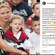 I gemellini di Monaco Jacques e Gabriella indossano i costumi tradizionali e le foto conquistano il web