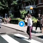 Paul McCartney attraversa di nuovo Abbey Road, come ai tempi dei Beatles. Il video 