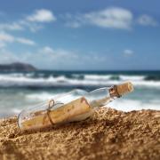 Una lettera d'amore in bottiglia sulla spiaggia di Ischia.