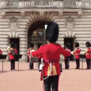 L'esercito britannico suona "Respect" fuori da Buckingham Palace in onore di Aretha Franklin.